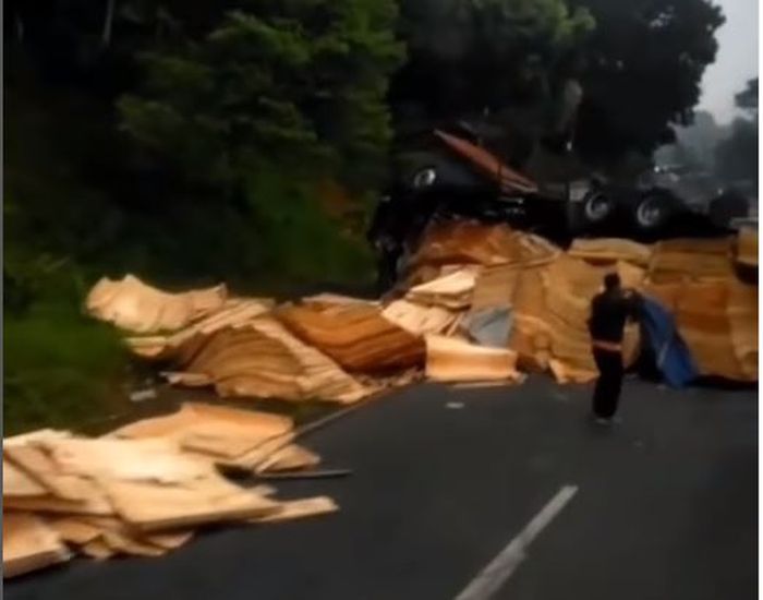 Muatan vinir dari truk tronton yang terbalik di turunan Gentong Bawah, Betulan Cibahayu, Kadipaten, Tasikmalaya, Jawa Barat