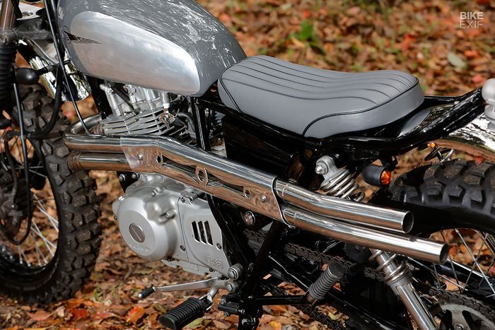 Tangki diganti dengan milik Suzuki RM250 dan dipadukan dengan jok elegan