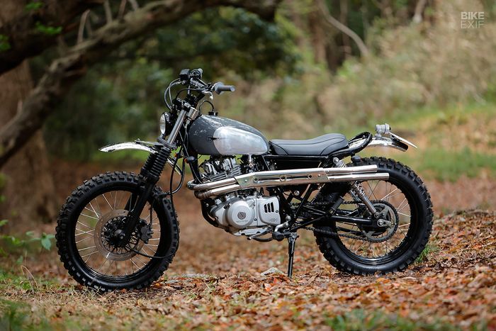 Suzuki TU250 Grasstracker Big Boy bergaya scrambler yang tampil sangar