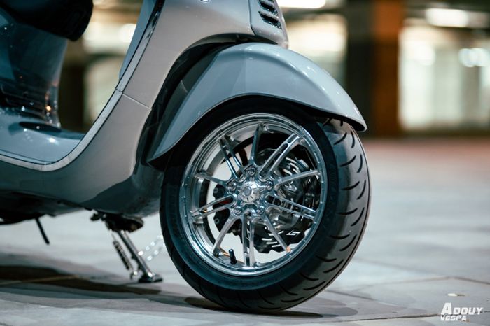 Kedua rodanya mendapatkan pelek aftermarket yang stylish