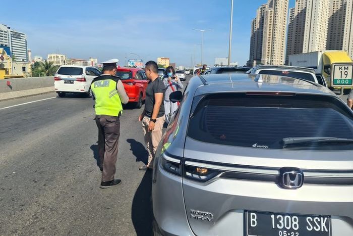 Honda HR-V terbaru alami tabrakan beruntun di Tol Kemayoran arah Pluit, Jumat (13/5/2022).