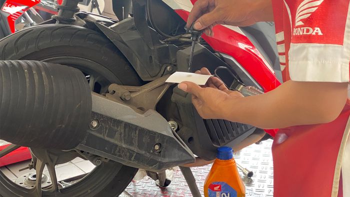 Cara pengecekan kondisi level volume dan visual kualitas oli