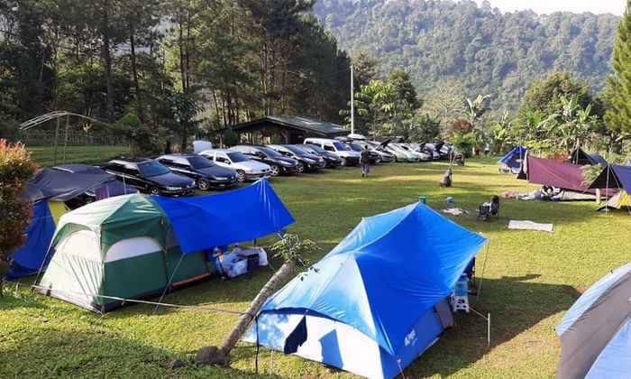 Beberapa mobil berjejar di area campervan ground Samara Camp Curug Naga