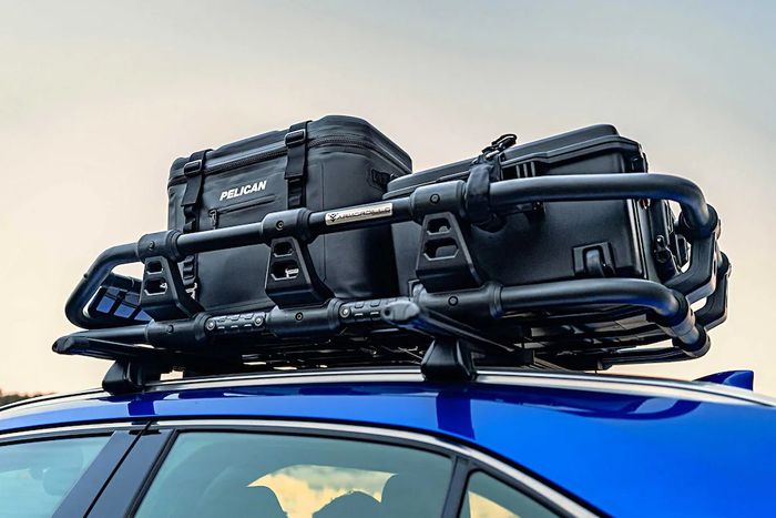 Roff rack dengan perbekalan yang mengisi atap modifikasi Lexus UX 200