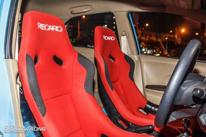 Jok semi bucket buatan Recaro  di kabin modifikasi Honda Brio lama 