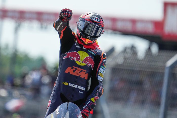 Augusto Fernandez menang Moto2 Prancis 2022