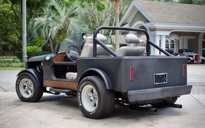 Tampilan belakang modifikasi Jeep Wrangler YJ bergaya hot rod