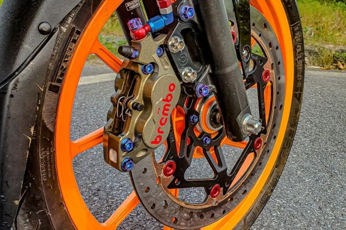Kaki depannya diberi pelek Daytona dan pengereman berkaliper Brembo 