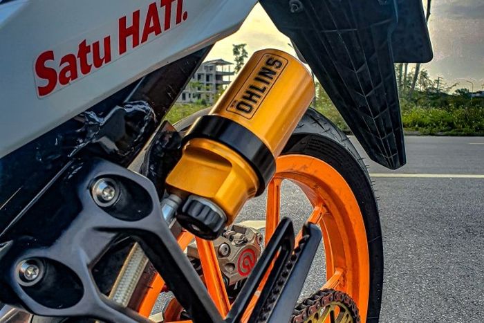 Suspensi belakang diganti dengan shock Ohlins