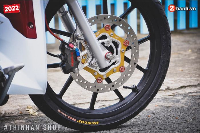 Kaki-kaki mendapatkan pelek Daytona dan pengereman Brembo