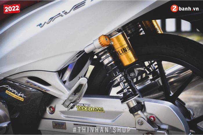 Suspensi belakang mengandalkan shock Ohlins