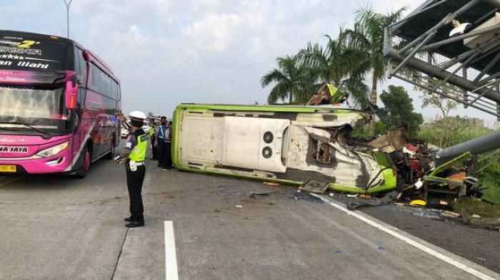 Kondisi Bus pariwisata Ardiansyah yang mengalami kecelakaan maut di Tol Surabaya-Mojokerto, Senin (16/5/2022) pagi.