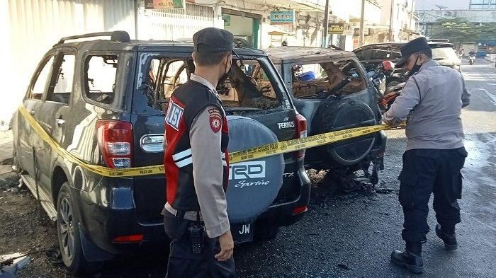 Kondisi Toyota Rush dan Daihatsu Terios usai terbakar di kawasan Masjid Baiturrahman, Banda Aceh, (15/5/22)