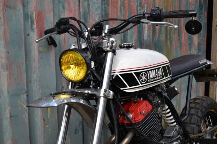 Tangki diganti dengan milik Suzuki GT250 dan dipadukan dengan kokpit minimalis