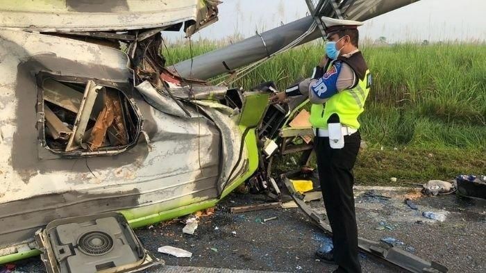 Polisi olah TKP kecelakaan bus pariwisata PO Ardiansyah di tol Surabaya-Mojokerto