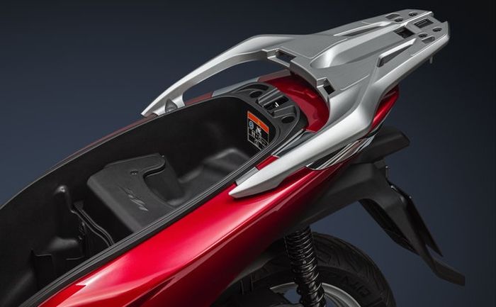 Bagasi Honda SH150i 2022 kini membesar jadi 28 liter karena tangki bensin pindah ke dek kaki