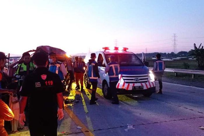 Dua korban tewas kecelakaan Mitsubishi L300 Station di ruas tol Nganjuk dievakuasi ambulans