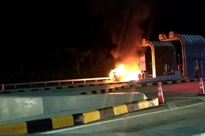 Api melumat Toyota Kijang Innova di Gerbang Tol Kota Baru, Tanjung Bintang ruas tol Bakauheni-Terbanggi