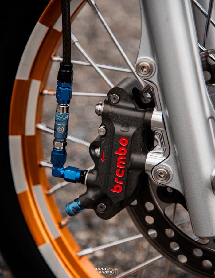 Kaki-kakinya diberi pelek jari-jari dan pengereman berkaliper Brembo