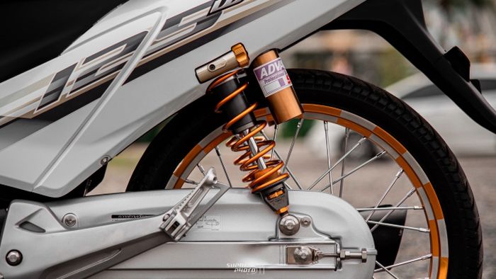 Suspensi belakang diganti dengan shock Showa