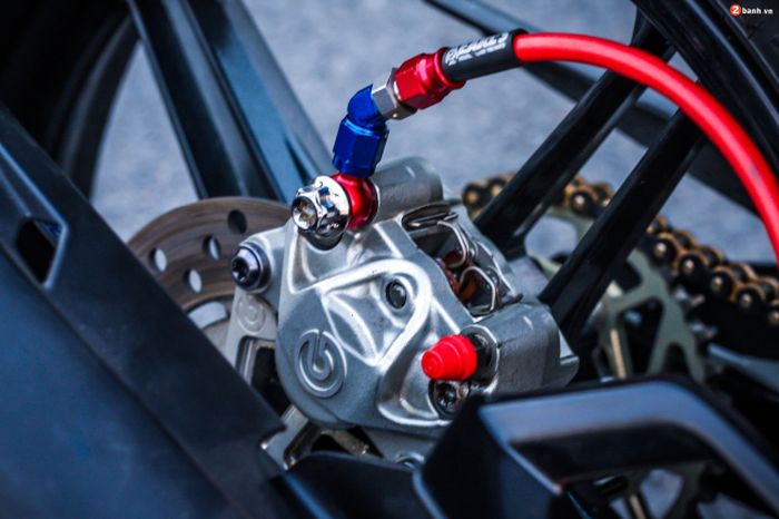 Rem belakang turut dimaksimalkan dengan kaliper Brembo dua piston