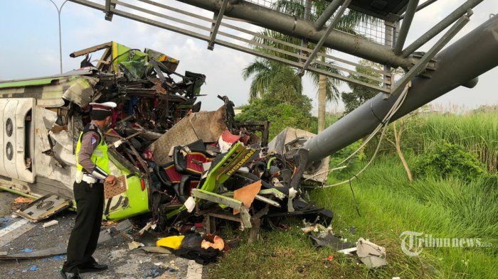 Kondisi bus Pariwisata PO Ardiansyah yang alami kecelakaan maut di ruas tol Surabaya-Mojokerto, Jawa Timur
