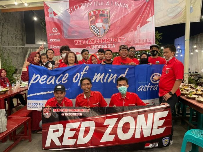 Red Car Community of Indonesia (RCCI) gelar buka bersama sekaligus bagikan 500 takjil.