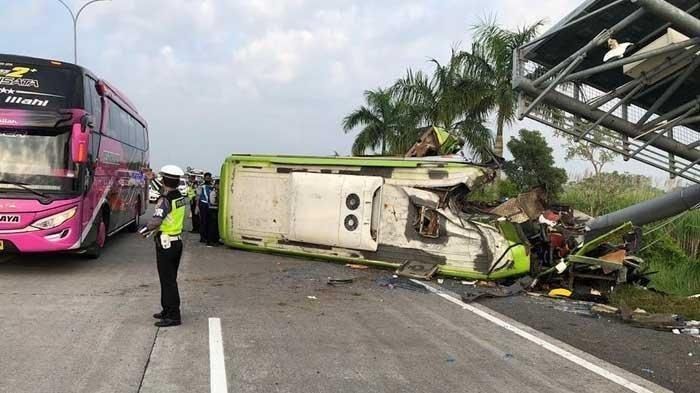 kondisi bus yang alami kecelakaan di Tol Surabaya Mojokerto