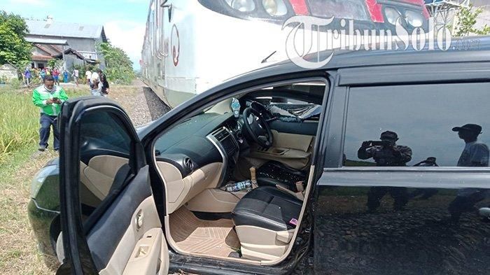 Nissan Grand Livina hitam ditabrak Railbus Batara Kresna di Nguter, Sukoharjo