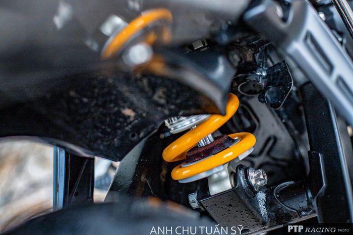 Suspensi belakang pakai shock Ohlins