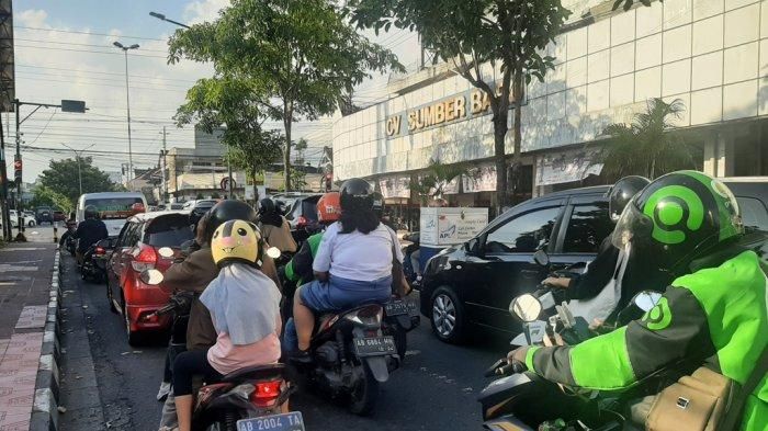 Kondisi kepadatan kendaraan di simpang Pingit kota Yogyakarta karena nyala lampu merah mencapai 90 detik