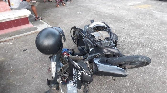 Kondisi Honda Supra X 125 hancur setelah tabrak Daihatsu Sigra di jalan raya Sakah, Bajar Dentiyis, Batuan, Sukawati, Gianyar, Bali