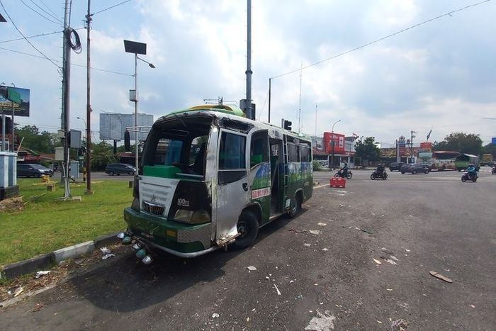 Kondisi bus berisi 27 rombongan pelayat usai terguling di Ring road Barat Kaliabu, Gamping, Sleman, Yogyakarta