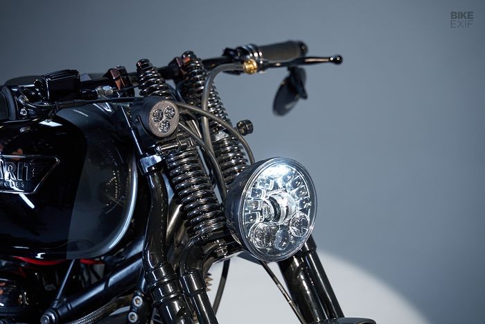 Kokpit dibuat resik dan dipasangi headlamp LED