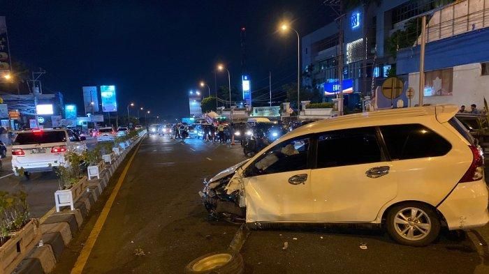 Kondisi Toyota Avanza usai tabrak pembatas jalan mental hajar Suzuki Karimun Wagon R di Jatingaleh, Candisari, kota Semarang, Jateng