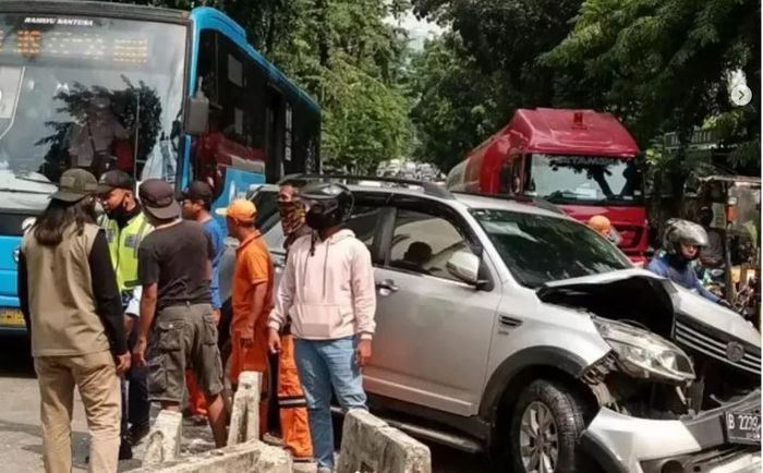 Proses evakuasi Daihatsu Terios usai tabrak beton separator busway di Jl Sultan Iskandar Muda, Kebayoran Lama, Jakarta Selatan