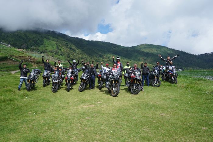 Honda CB150X diajak melahap medan tanah dan rumput