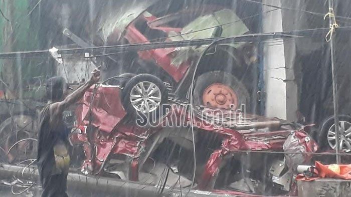 Suzuki Ertiga terbalik dengan kondisi hancur lebur usai digilas truk trailer di Bungah, Gresik, Jawa Timur
