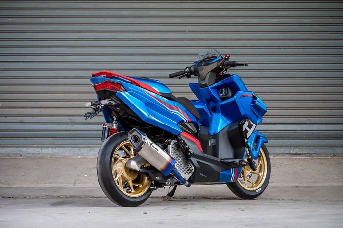 Bodi belakangnya diberikan bodykit yang membuat Vario 160 ini makin gambot