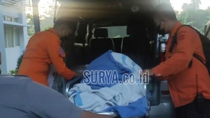 Jenazah Najwa (13) diangkut mobil jenazah setelah menjadi korban tewas ke-15 peristiwa maut bus Pariwisata PO Ardiansyah di tol Surabaya-Mojokerto