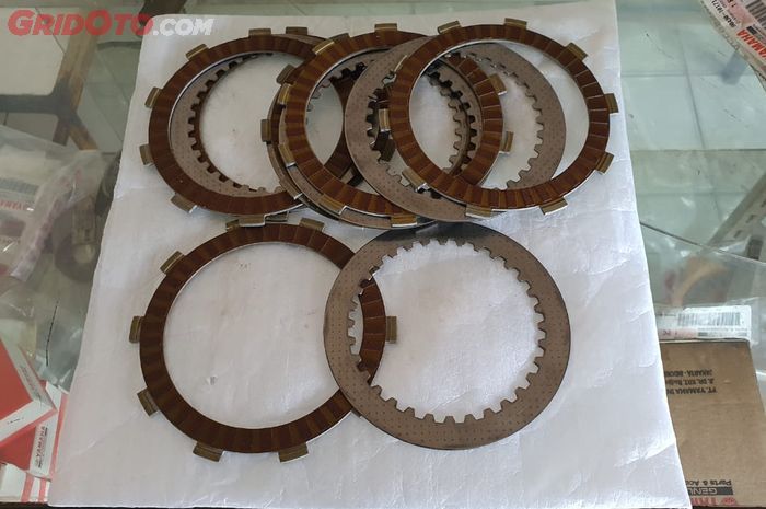 Kampas kopling Kawasaki KLX 150 per lembarnya hanya Rp 100 sampai Rp 110 ribu 