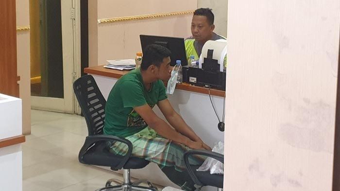 Ade Firmansyah (28) saat menjalani pemeriksaan di ruangan penyidik Unit Laka Satlantas Polres Mojokerto, (18/5/22)