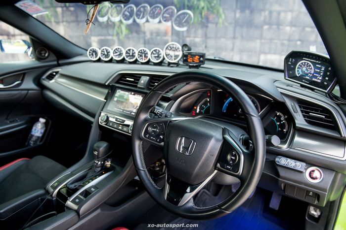 Tampilan kabin sporty modifikasi Honda Civic Turbo hijau asal Thailand