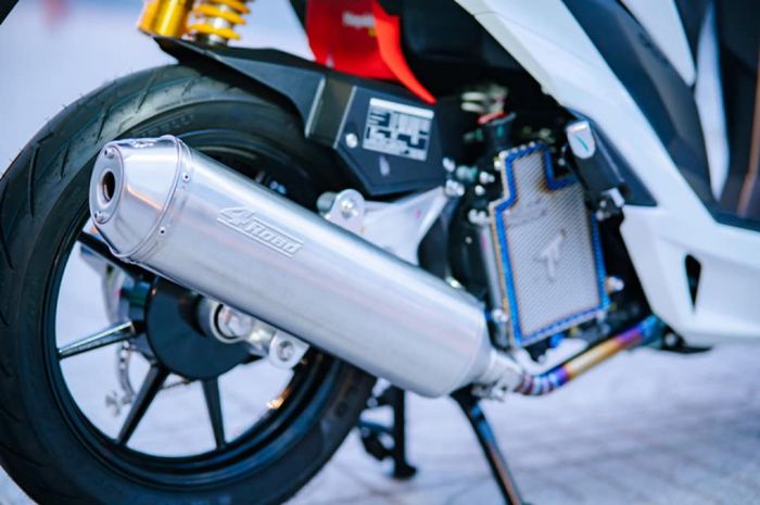 Sektor mesin dipasangi knalpot LeoVince 4Road