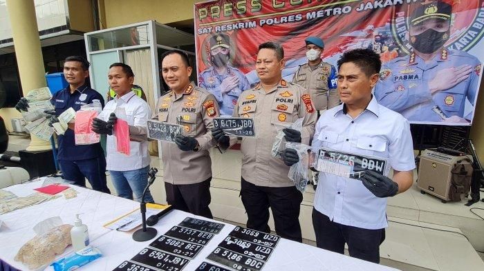 Barang bukti berupa pelat palsu dari aksi curanmor modus baru di Jakarta Barat.