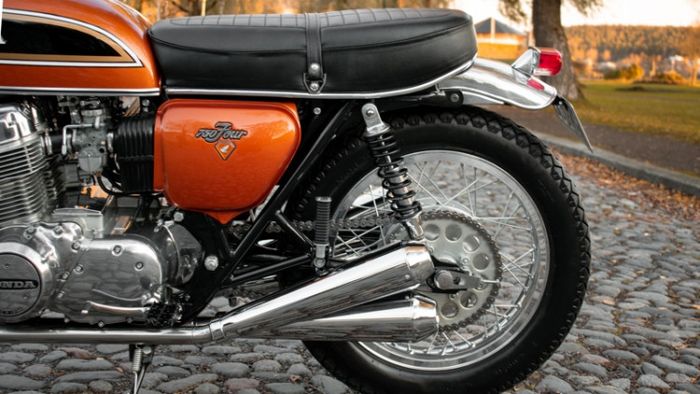 Swingarm pakai milik CB550 dan shock belakang andalkan produk YSS