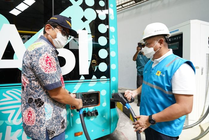 PLN memasok listrik sebesar 2.500.000 Volt Ampere (VA) untuk Stasiun Pengisian Kendaraan Listrik Umum (SPKLU) milik PT Mayasari Bakti yang akan menjadi charging station bagi 30 unit bus listrik operasional Transportasi Jakarta (TransJakarta). 