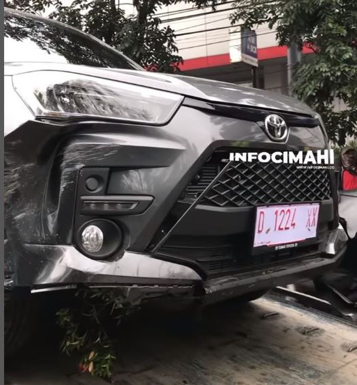Lips bumper depan Toyota Raize GR Sport tercabut akibat tabrak dan naik pembatas jalan di kota Cimahi, Jawa Barat