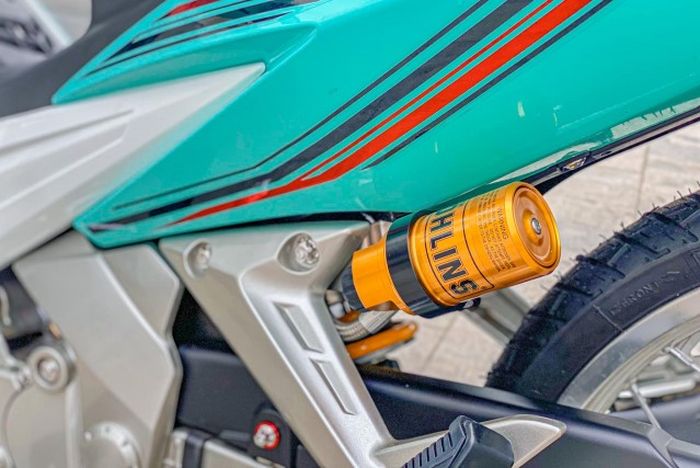 Suspensi belakang mengandalkan shock Ohlins