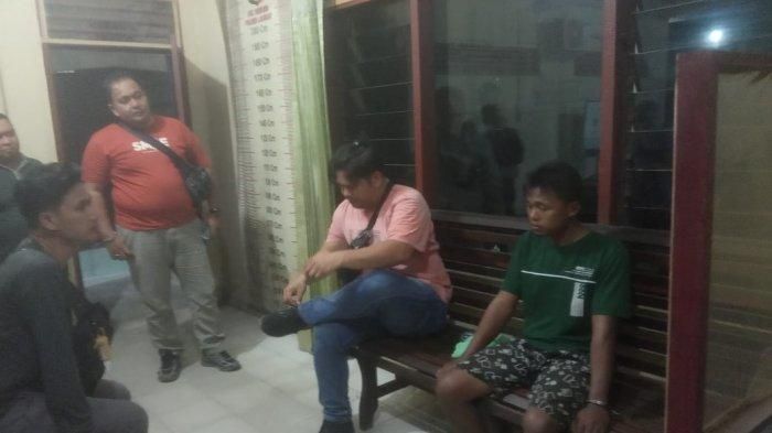 Marwan Syahputra (baju hijau) yang telah diamankan aparat kepolisian, terkait dengan penemuan tulang manusia, di Kecamatan Padang Tualang, Kabupaten Langkat 